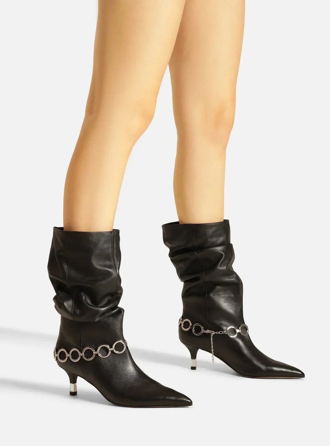 Bota Preta Couro Salto Fino Slouchy Metais