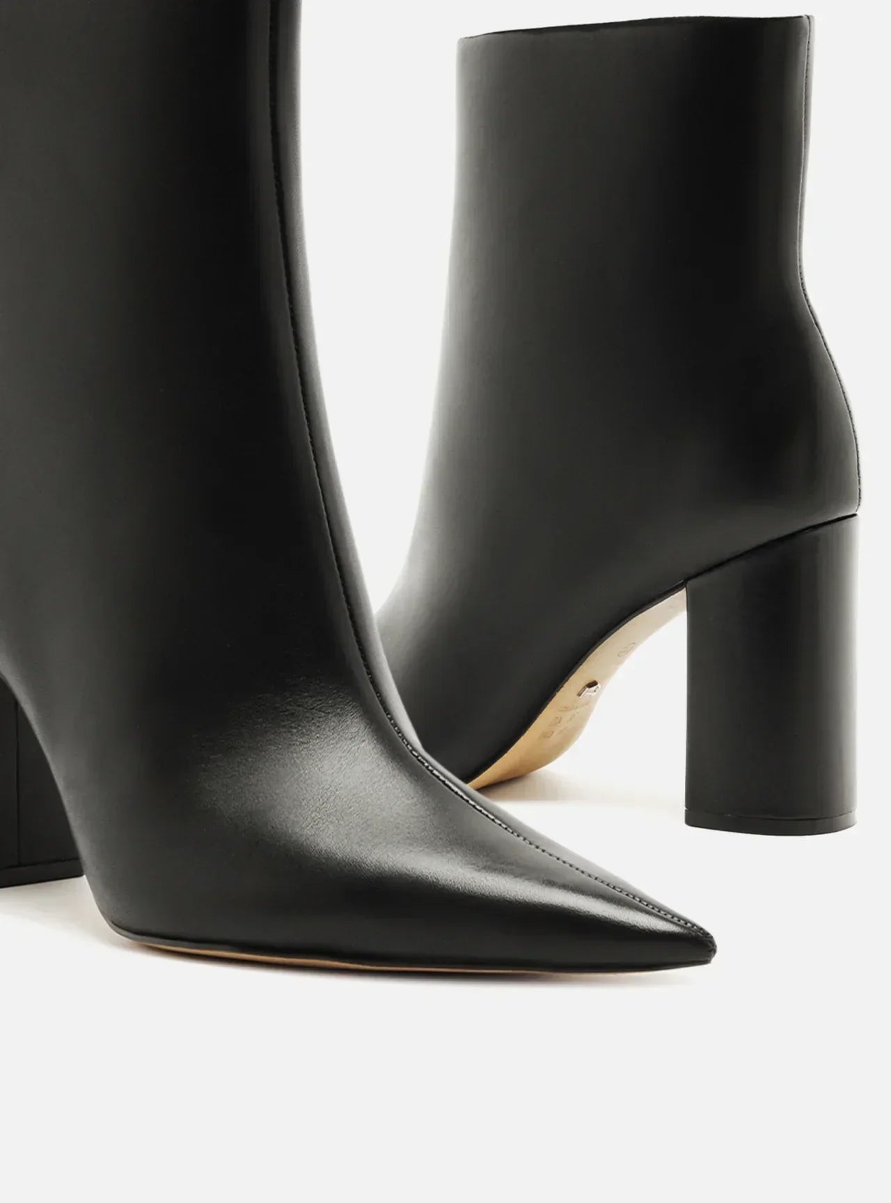 Bota Preta Couro Cano Curto Zíper Básica